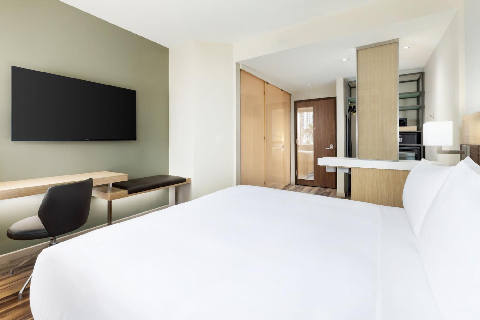 Ac Hotel By Marriott Honolulu Exterior photo